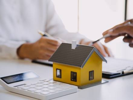Can a Home Sale Fall Through Because of a Property Boundary Dispute?